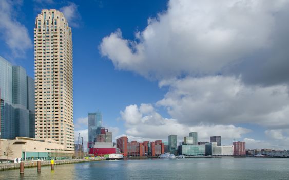 Kom heldere aspergesoep met witte asperges en verse kruiden op een houten tafel, bereid met marktproducten uit Rotterdam