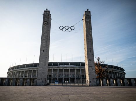 Sportcafé in Rotterdam met schermen voor olympische spelen vandaag en kijkers rond Stadhuisplein