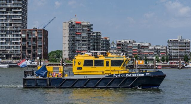 Politie Rotterdam meldingen op scherm met politieauto bij de Coolsingel in Rotterdam