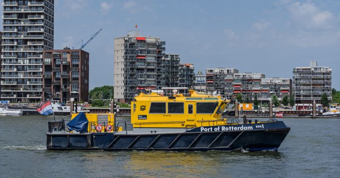 Politie Rotterdam meldingen op scherm met politieauto bij de Coolsingel in Rotterdam