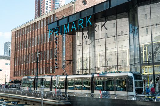 Rotterdam Lijnbaan winkels met winkelend publiek tussen modezaken en terrassen in het centrum
