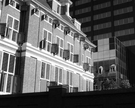 Nieuwe Luxor Theater in Rotterdam bij avondlicht met bezoekers op de Kop van Zuid