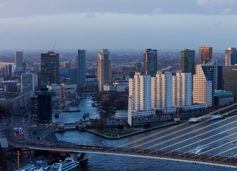 Financieel adviseur bespreekt vermogensplan met klant in Rotterdam