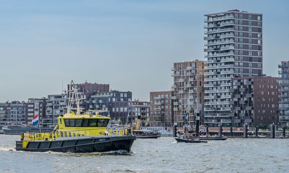 Publiek en kleurrijke parade op de Coolsingel tijdens zomercarnaval 2026 rotterdam