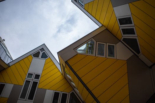 Iemand kijkt Videoland op de bank na een drukke avond in Rotterdam
