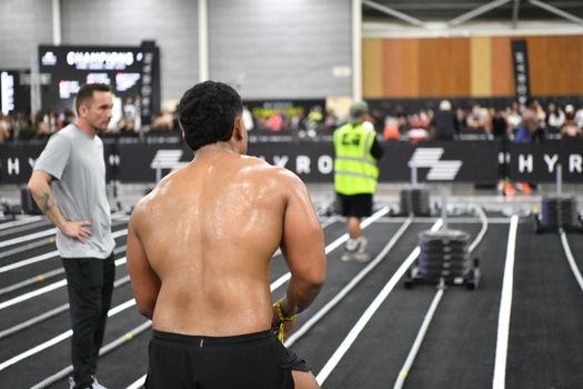 Deelnemers in Rotterdam Ahoy kijken na de finish naar hyrox results rotterdam 2026 op hun telefoon