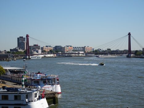 61-jarige Rotterdamse vrouw kijkt hoopvol uit over de stad terwijl ze openstaat voor een nieuwe relatie