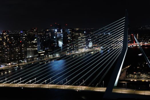 Persoon in Rotterdam gebruikt smartphone terwijl AI-toepassingen zichtbaar zijn in zoekresultaten, reizen en evenementen