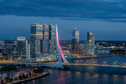 Telefoon met Air Miles-app naast winkelbonnen en boodschappentas in Rotterdam
