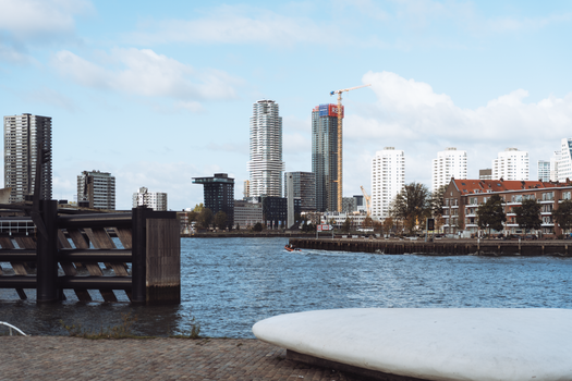 Starter in Rotterdam bekijkt op een laptop hoe beleggen voor beginners werkt met grafieken en financiële notities
