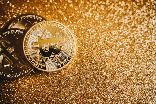 Grafiek van de bitcoin koers op een laptop met de skyline van Rotterdam op de achtergrond