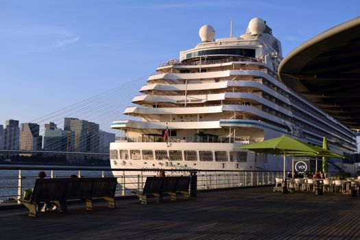 Diner en entertainment Rotterdam: 7 heerlijke combinaties voor je avond uit