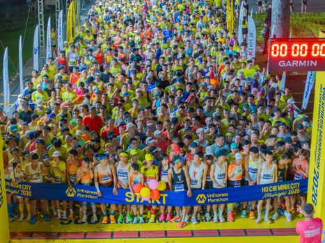 Lopers op de Coolsingel tijdens de half marathon Rotterdam 2026 met publiek langs de route