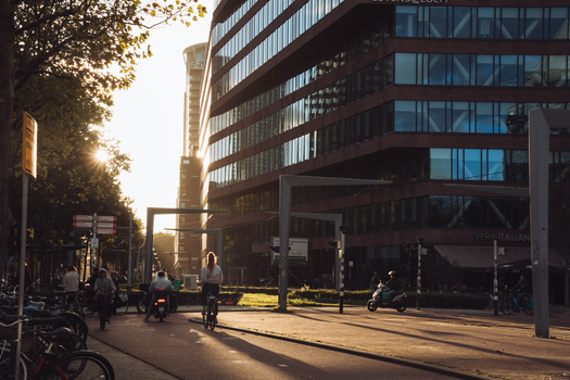 Skyline van Rotterdam met moderne appartementen en woongebouwen, passend bij een artikel over wonen en vastgoed