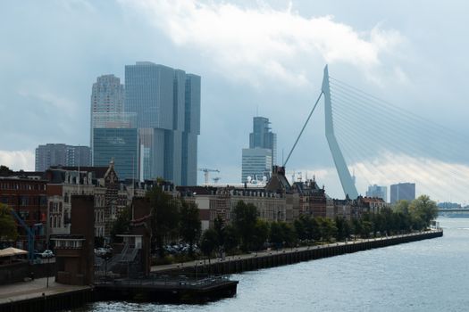 Nurlaila Karim als theaterperformer in een Rotterdamse cultuurcontext