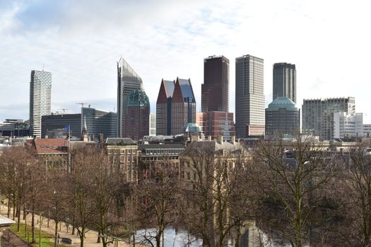 Stel reist tussen Rotterdam en Den Haag voor een avond uit met skyline en strand als achtergrond