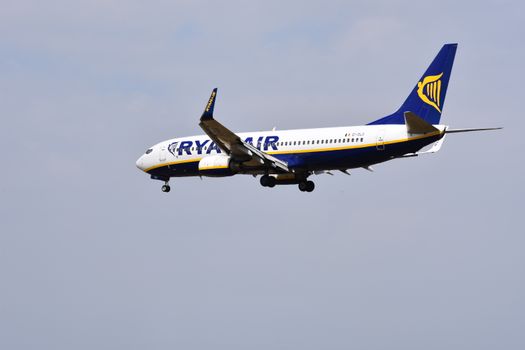 Reiziger uit Rotterdam bekijkt Ryanair-boeking en digitale check-in op smartphone op luchthaven