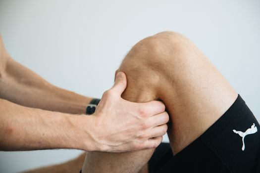 Sport massage Rotterdam in praktijkruimte nabij Rotterdam Centraal met behandeltafel en sporter na training