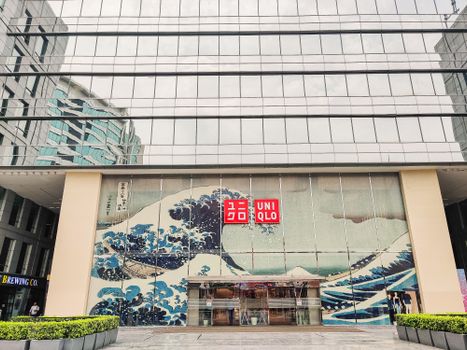 Gevel van Uniqlo Rotterdam aan de Lijnbaan met focus op uniqlo rotterdam telefoonnummer en winkelinformatie