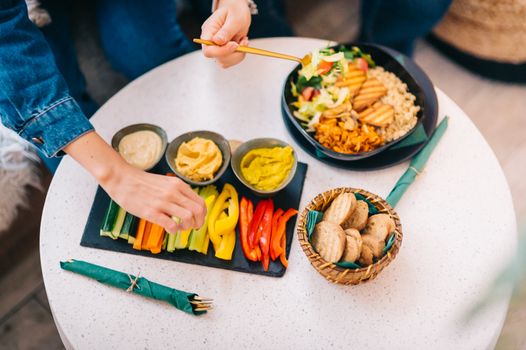 Vegetarische gerechten op tafel in een modern restaurant in Rotterdam